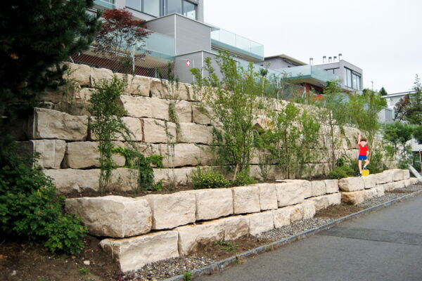 Natursteinarbeiten, Trockenmauer bepflanzen